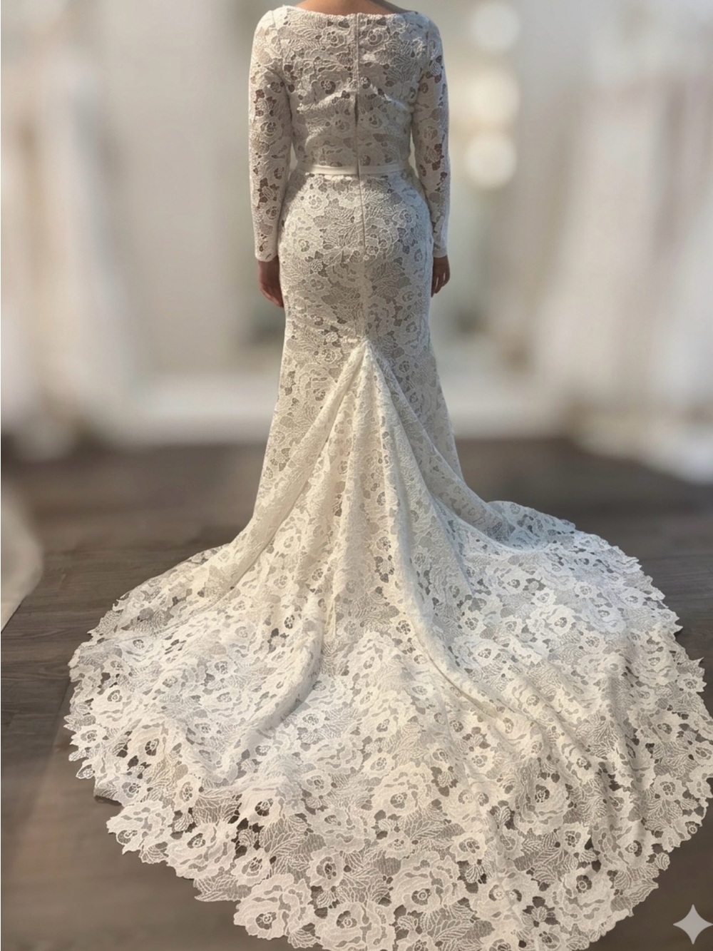 Elegant White Lace Long-Sleeve Bridal Gown with Train